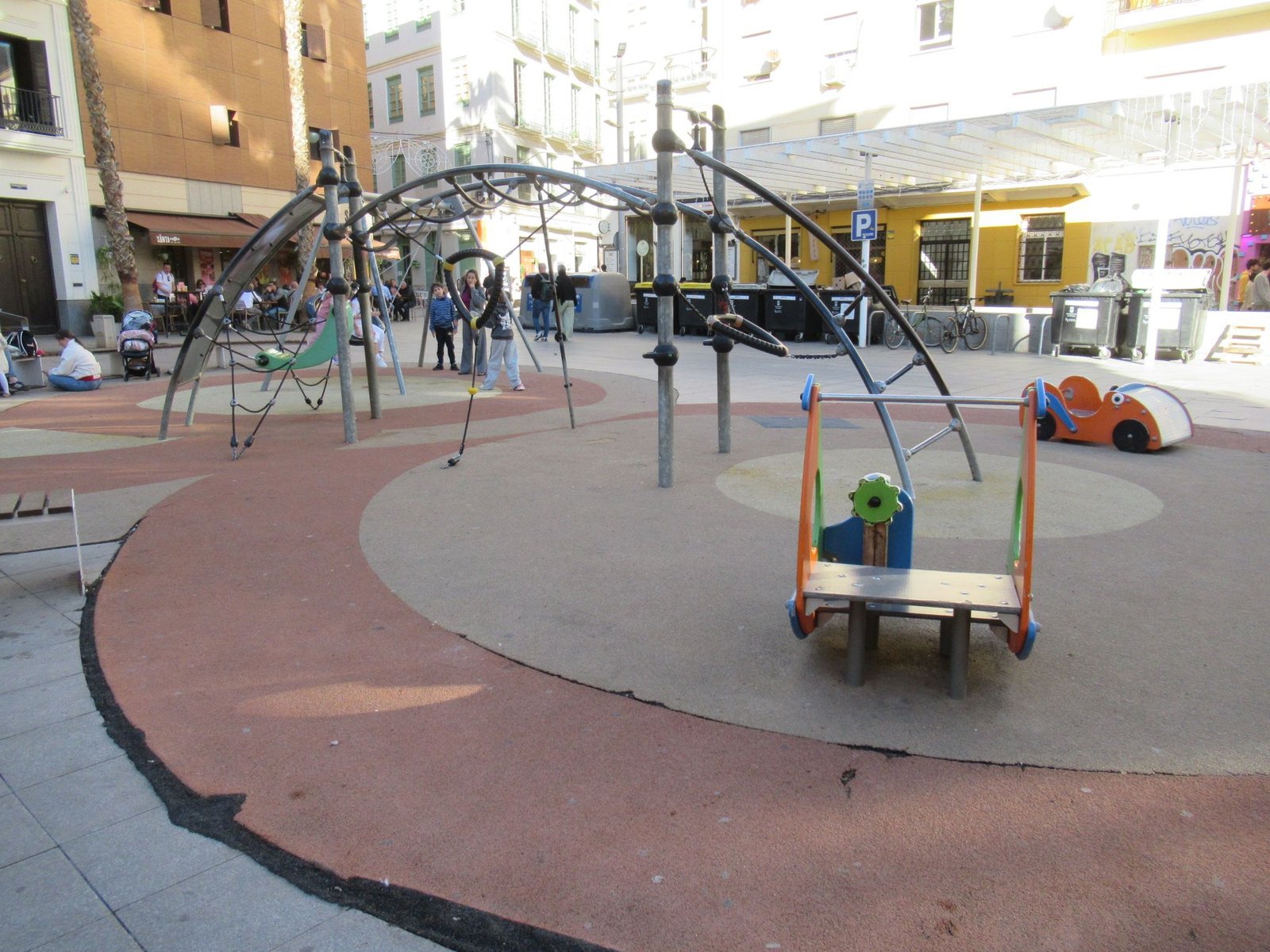 Une aire de jeux urbaine, photo gratuite