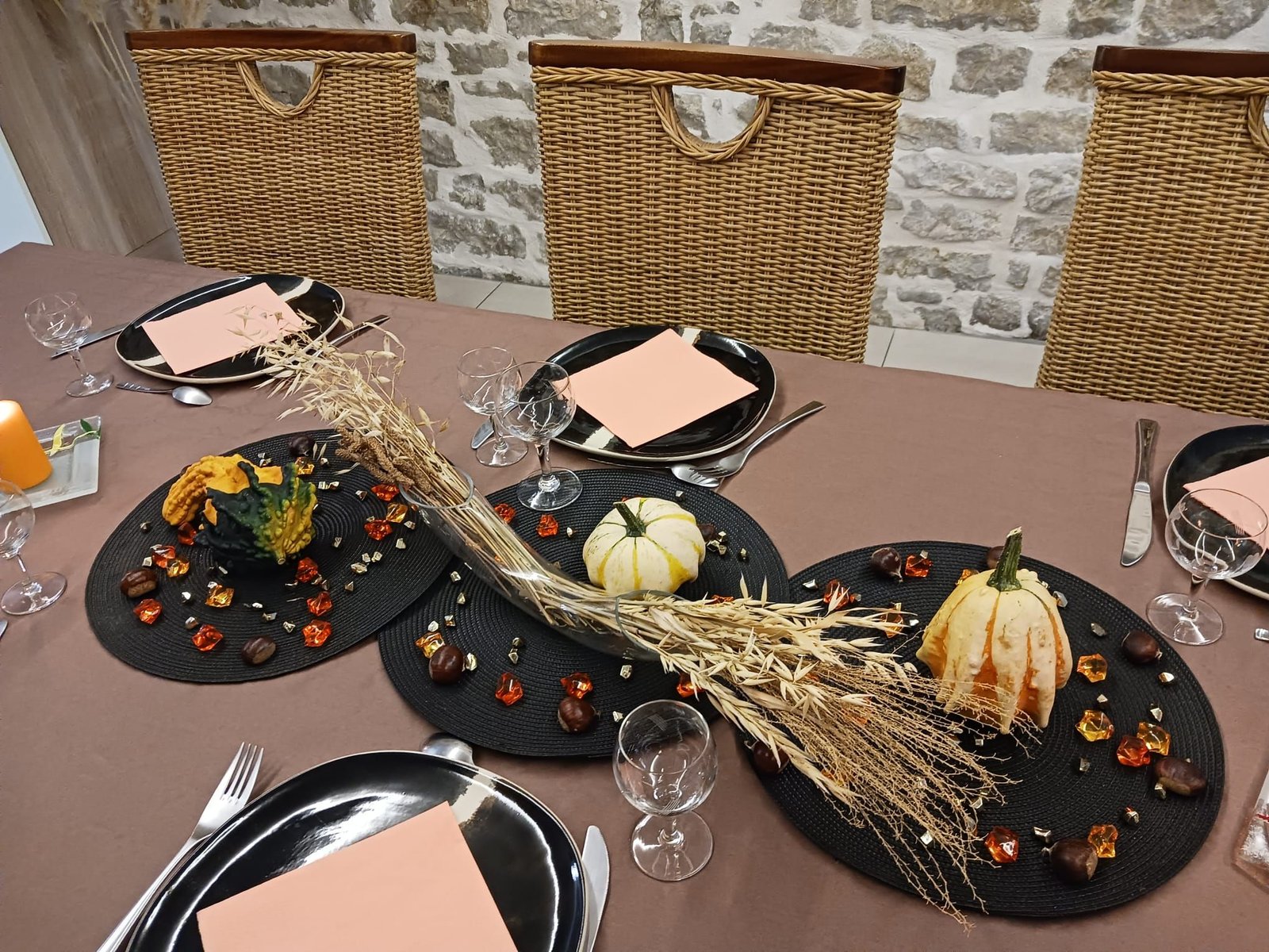 Une table dressée pour un repas d'Halloween, photo gratuite