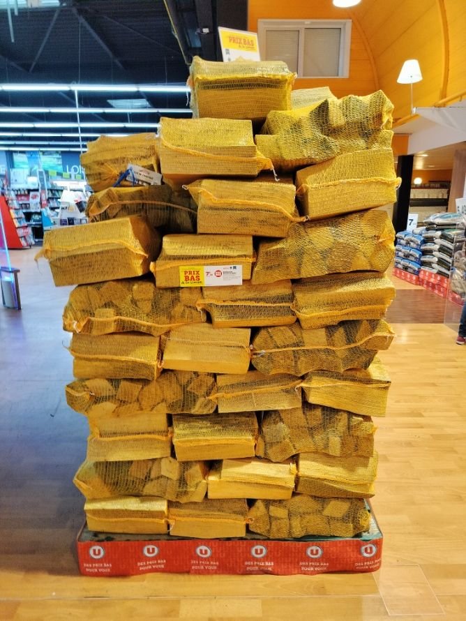 Buchettes allumes feu emballées avec des filets photo gratuite