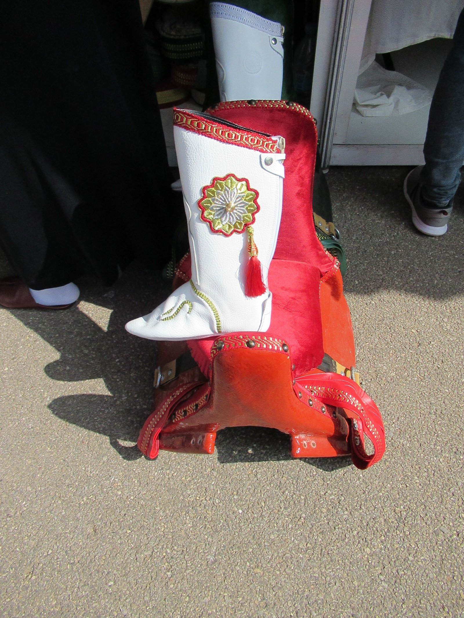 Bottes de cavaliers de fantasia lors d'un salon du cheval