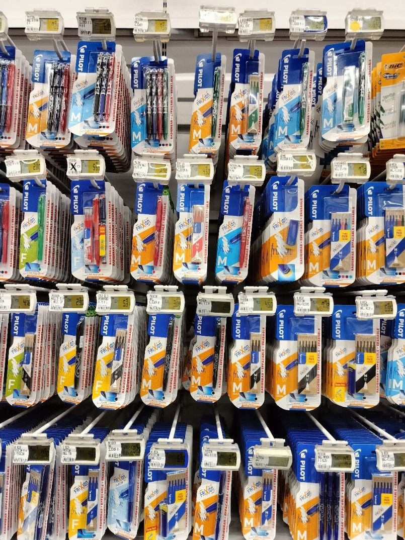 Rayonnage de stylos dans un magasin