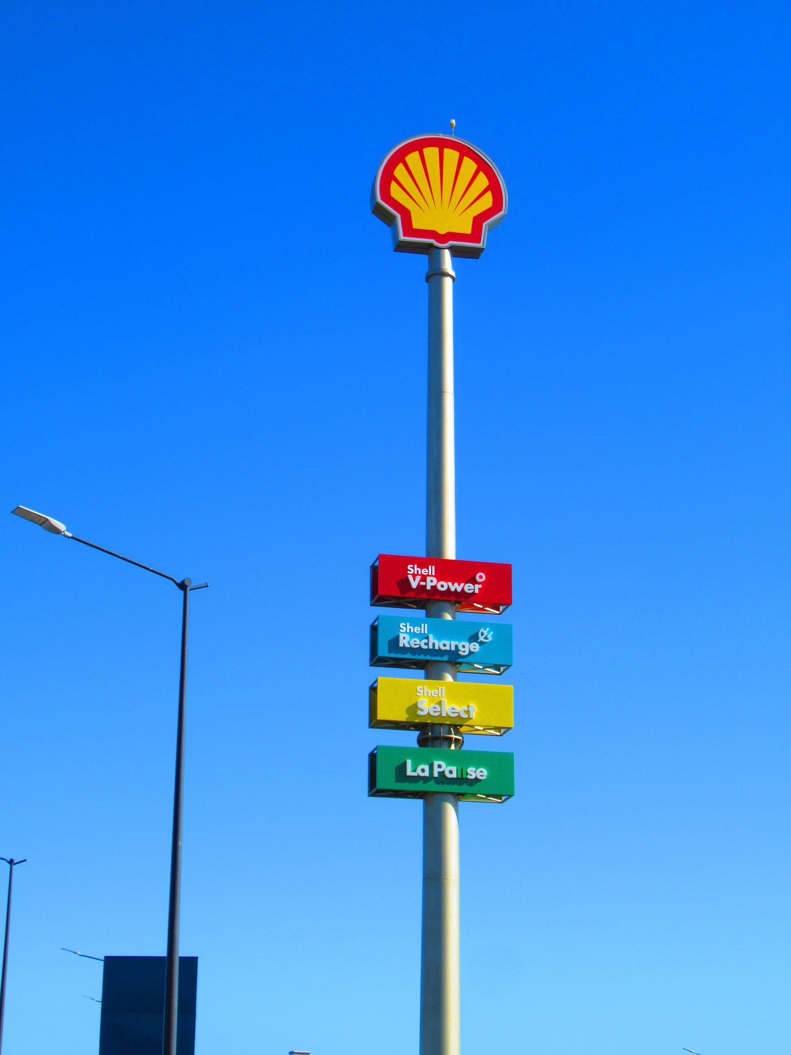 Un panneau de signalisation pour une station-service Shell, photo gratuite