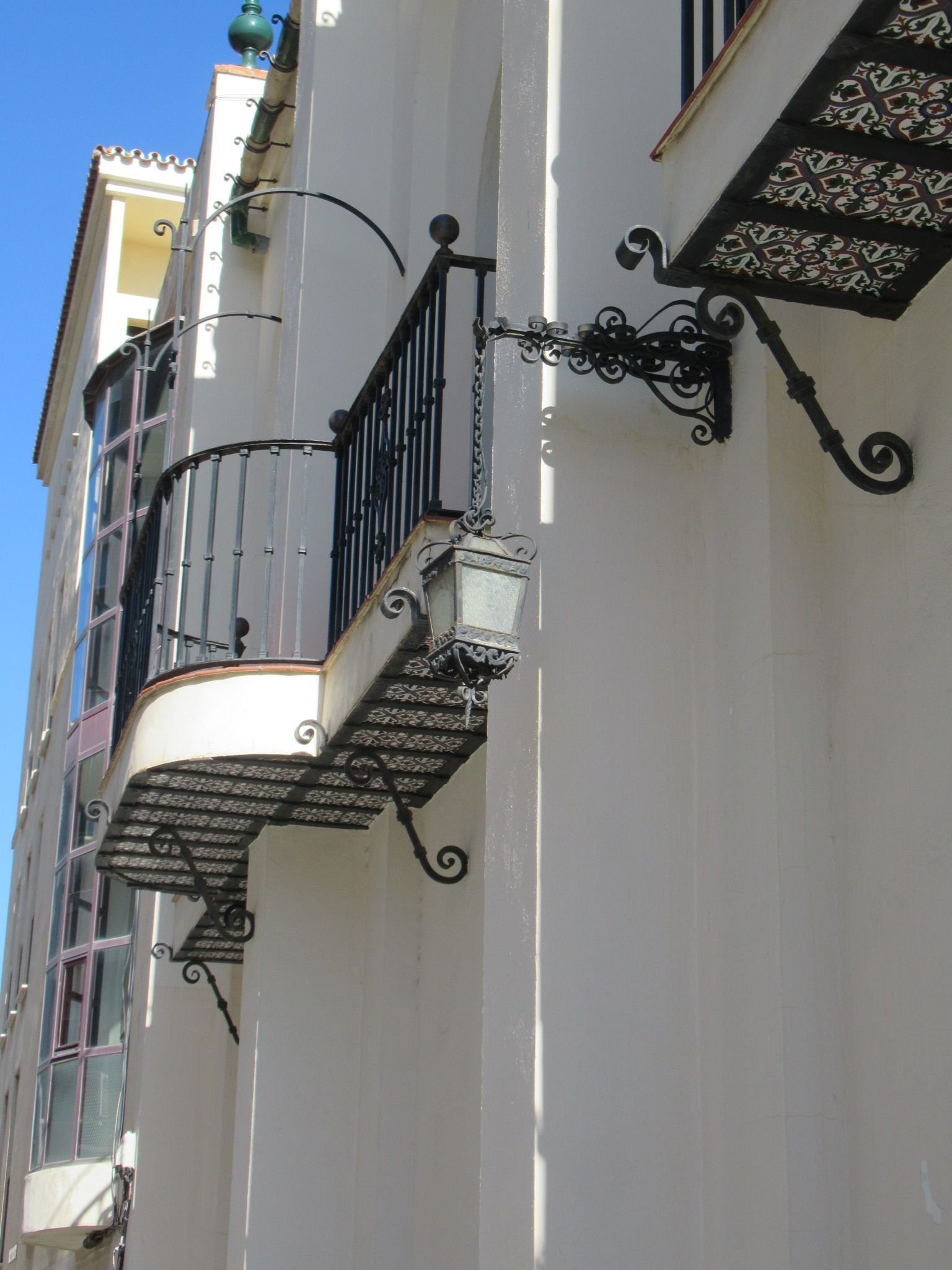 Balcons en façade d'un bâtiment, photo gratuite