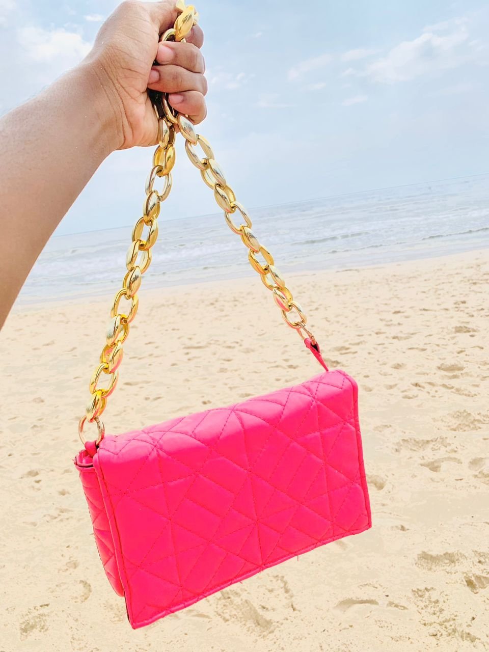 Sac à main au bord de la mer photo gratuite