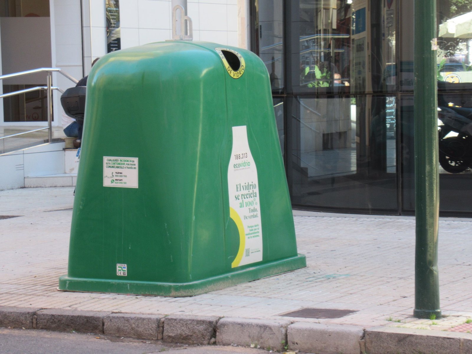 Un conteneur de recyclage du verre, photo gratuite