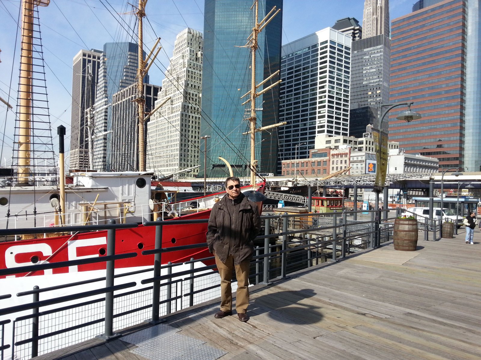 Un homme au South Street Seaport Museum de New York, bateau, États-Unis, photo gratuite