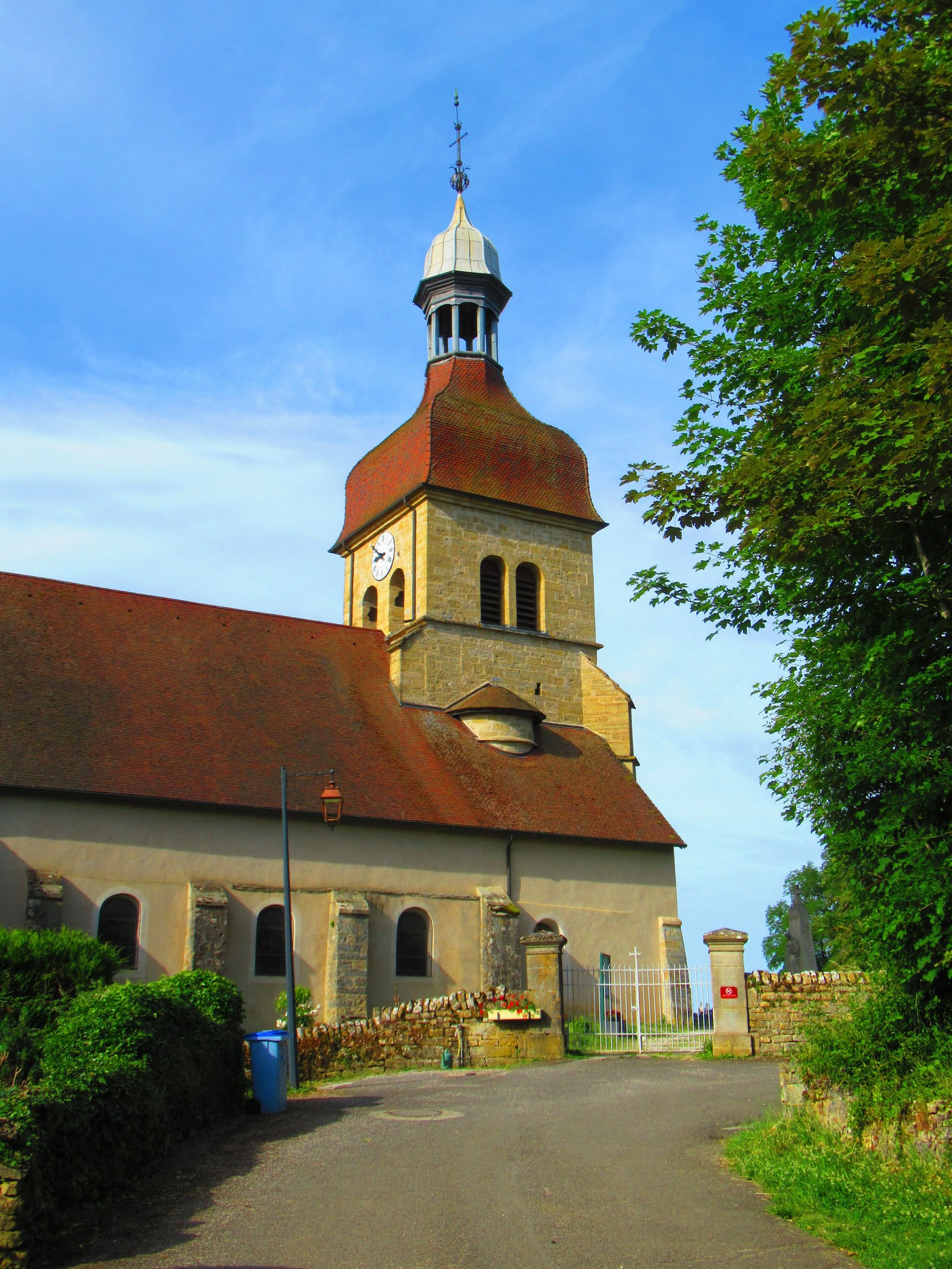 L'église de Saint-Lothain, située dans le village de Saint-Lothain, dans le Jura, en France, photo gratuite
