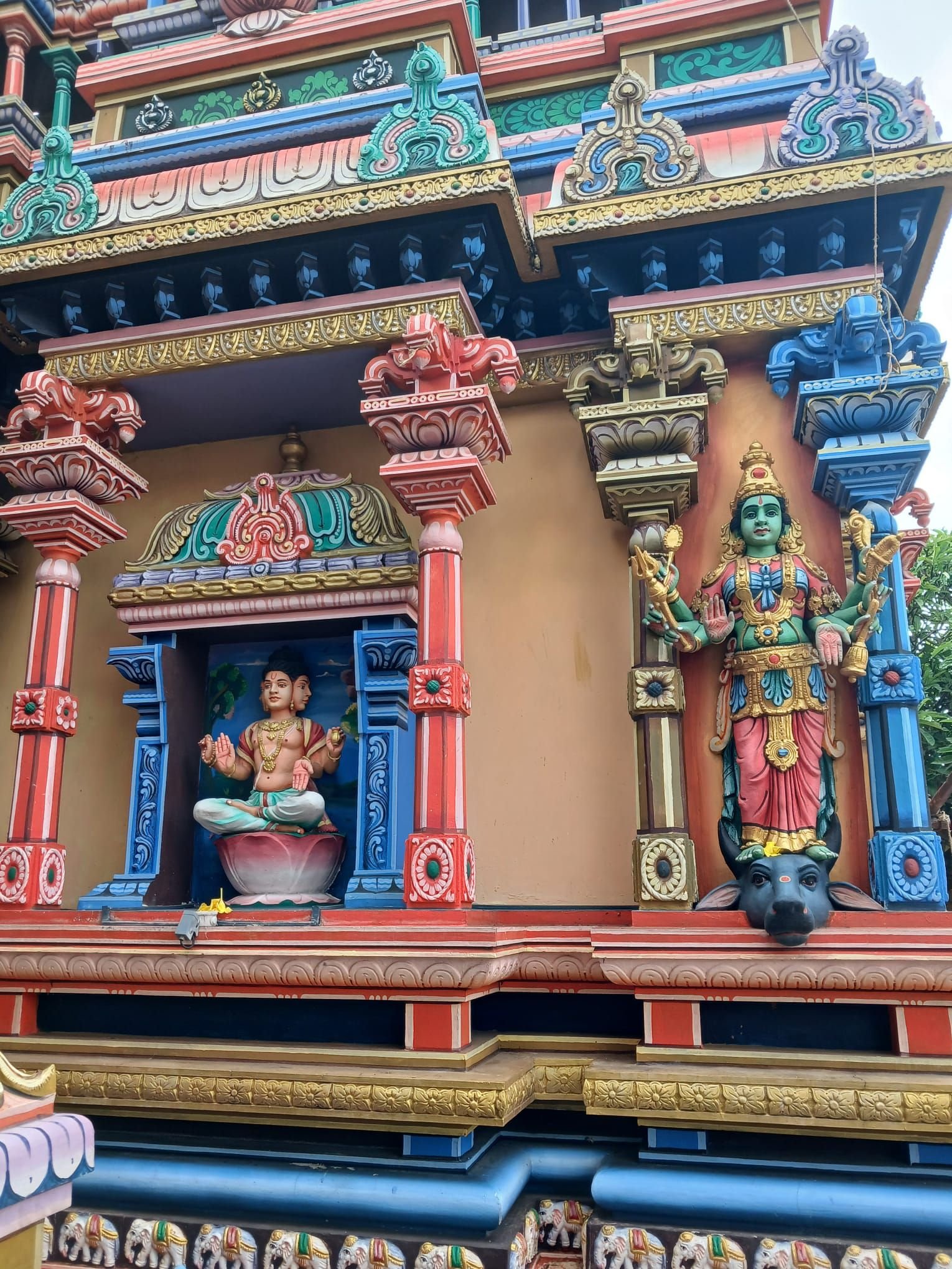 Architecture colorée d'un temple hindou à l'Île de la Réunion, photo gratuite