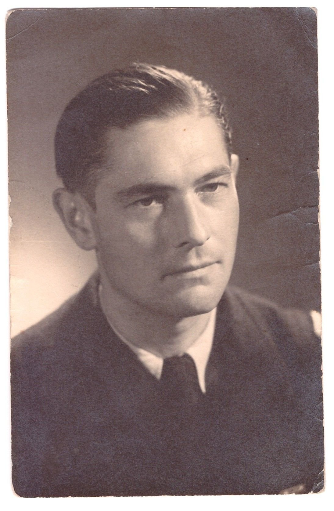 Photo portrait ancienne d'un jeune homme en noir et blanc gratuite