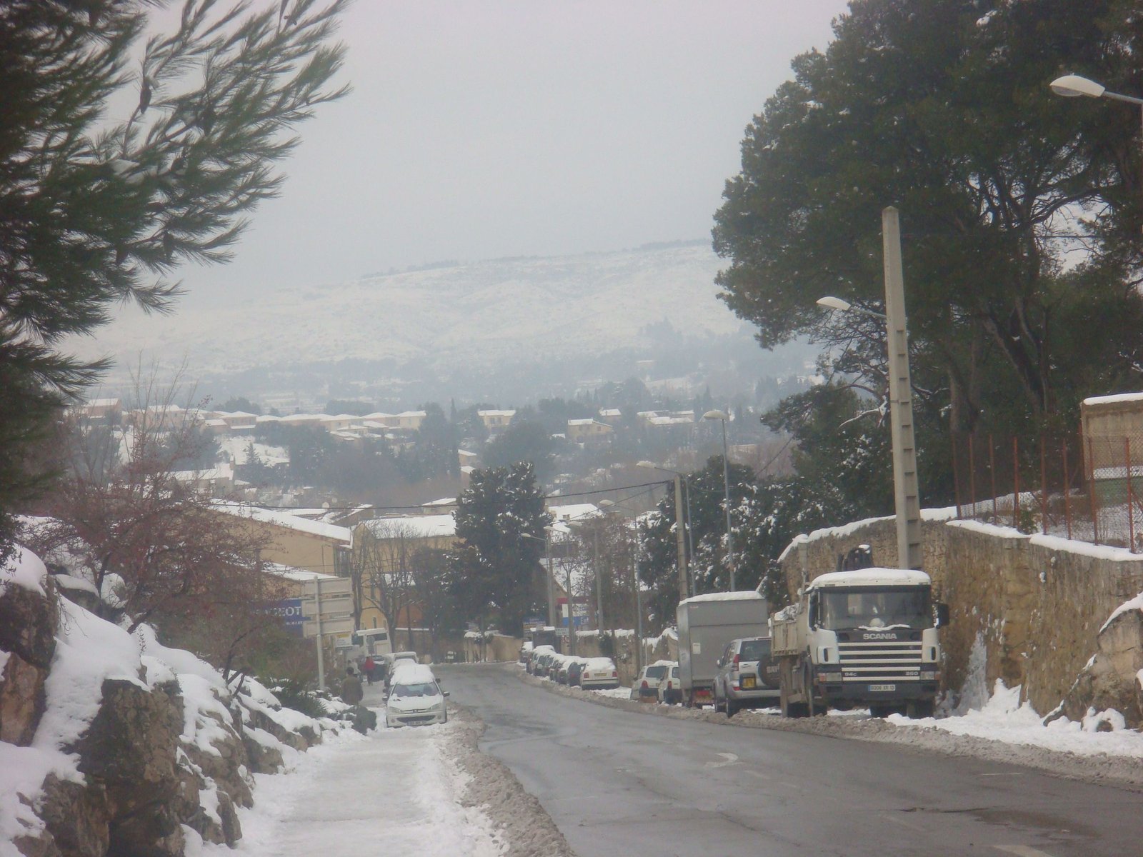 Une rue bordée de neige dans une petite ville photo gratuite