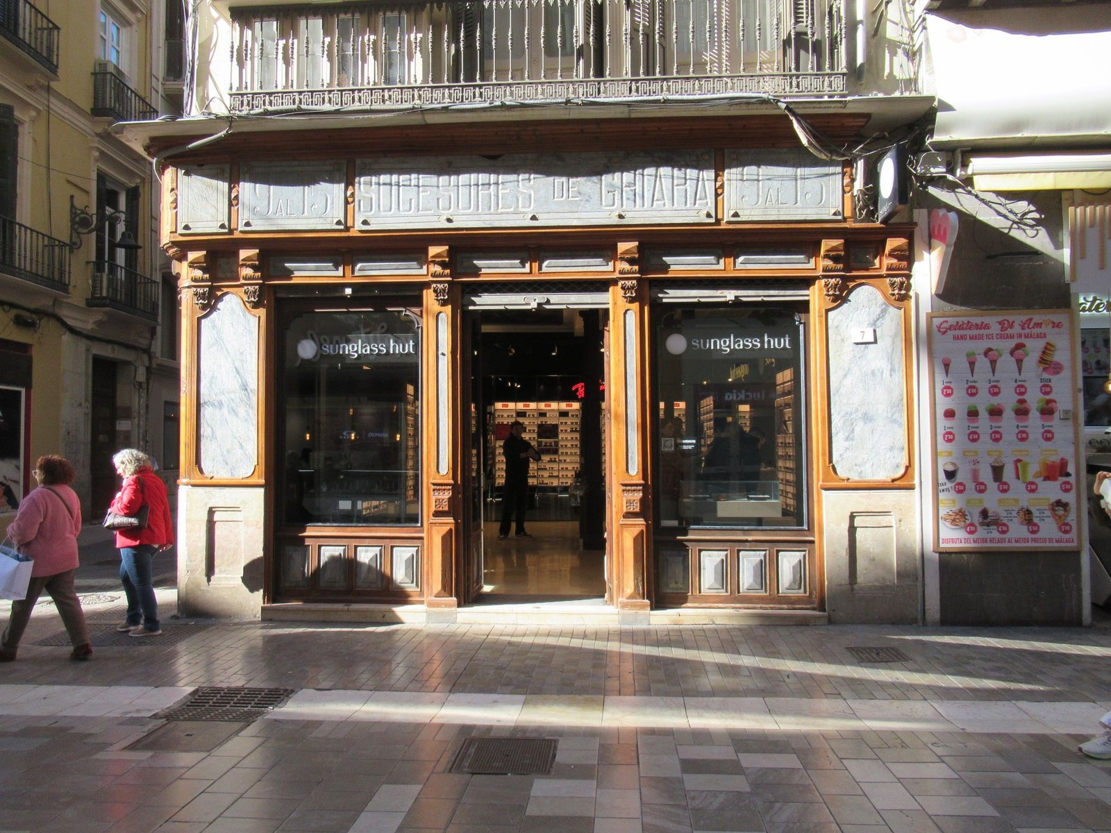 La façade d'un magasin Sunglass Hut à Malaga Andalousie en Espagne, photo gratuite