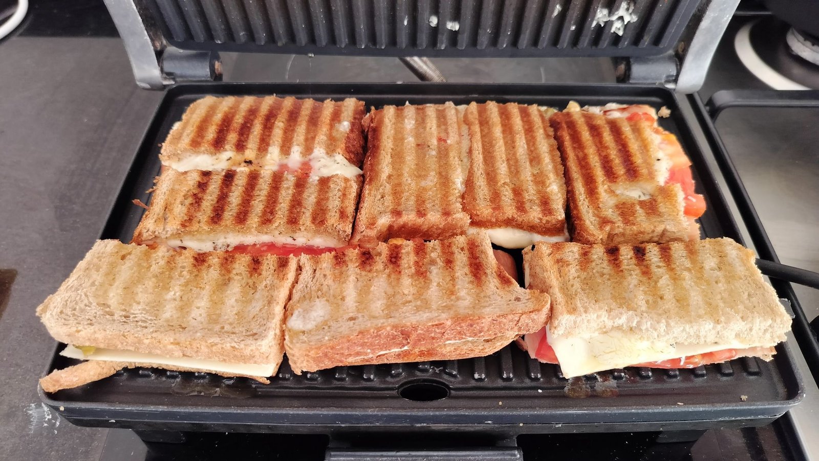 Croques monsieur cuits sur un grill panini