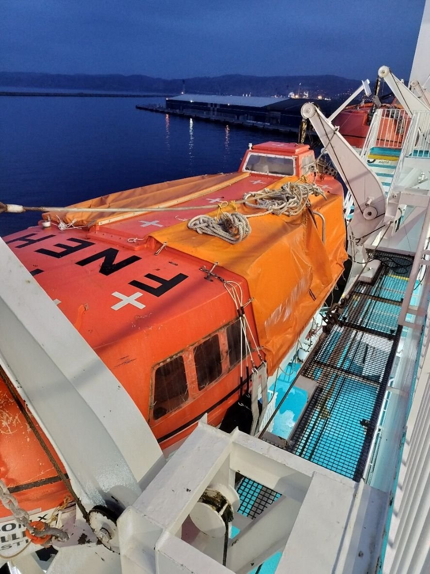 Canot de sauvetage dans un navire photo gratuite