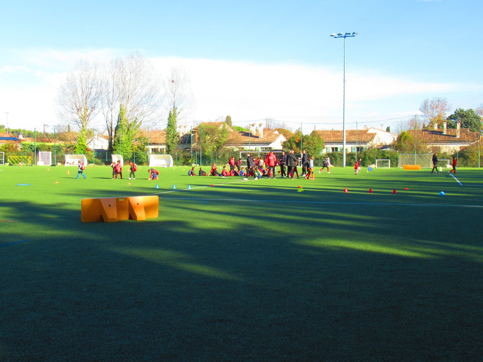 Jeunes joueurs présents sur un terrain de football après une séance d'entrainement, école de foot photo gratuite - Junge Spieler auf einem Fußballfeld nach einer Trainingseinheit, kostenloses Foto der Fußballschule