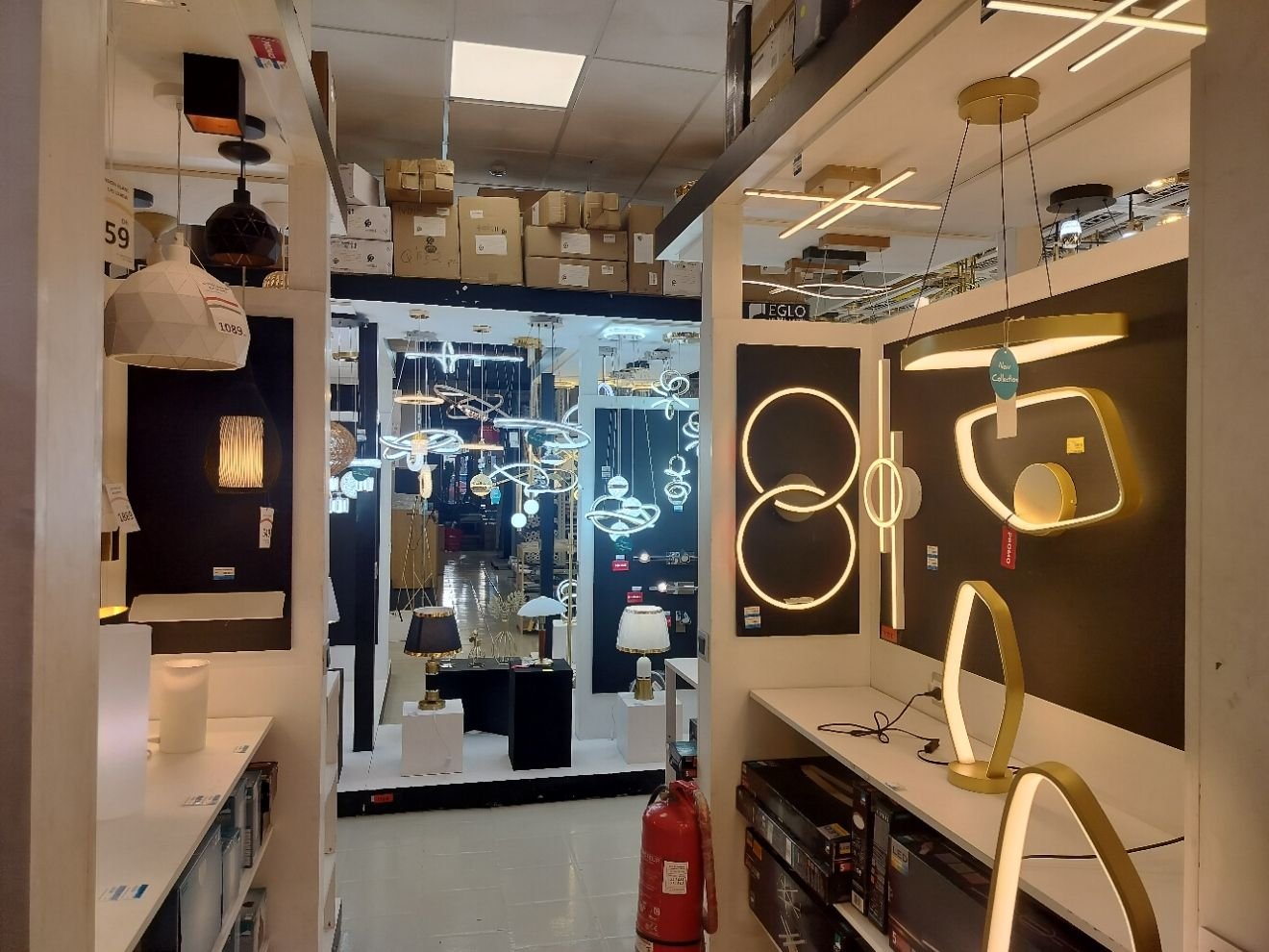 Une sélection de luminaires dans un magasin, photo gratuite