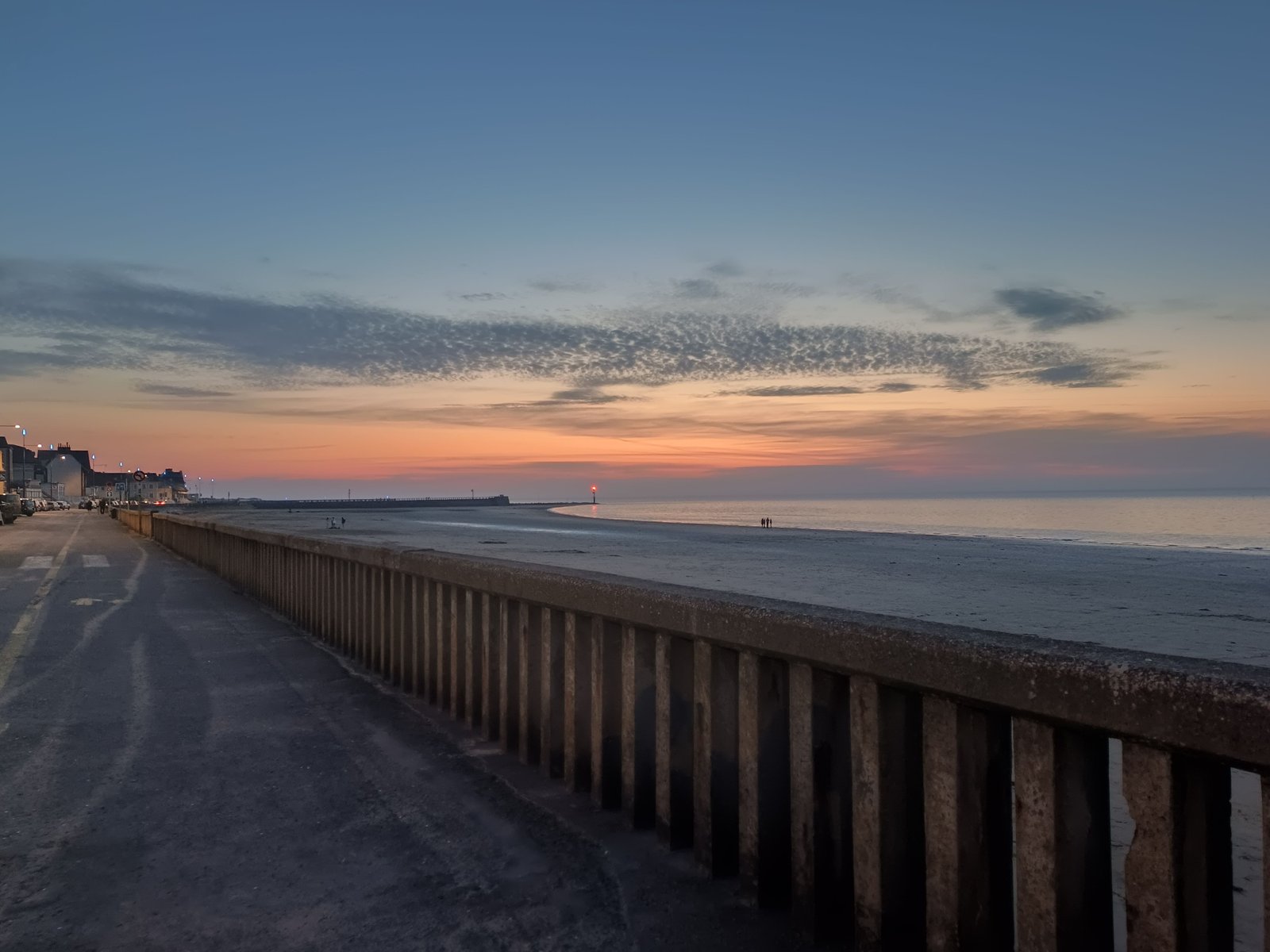 Une clôture de béton au bord de la plage, photo gratuite