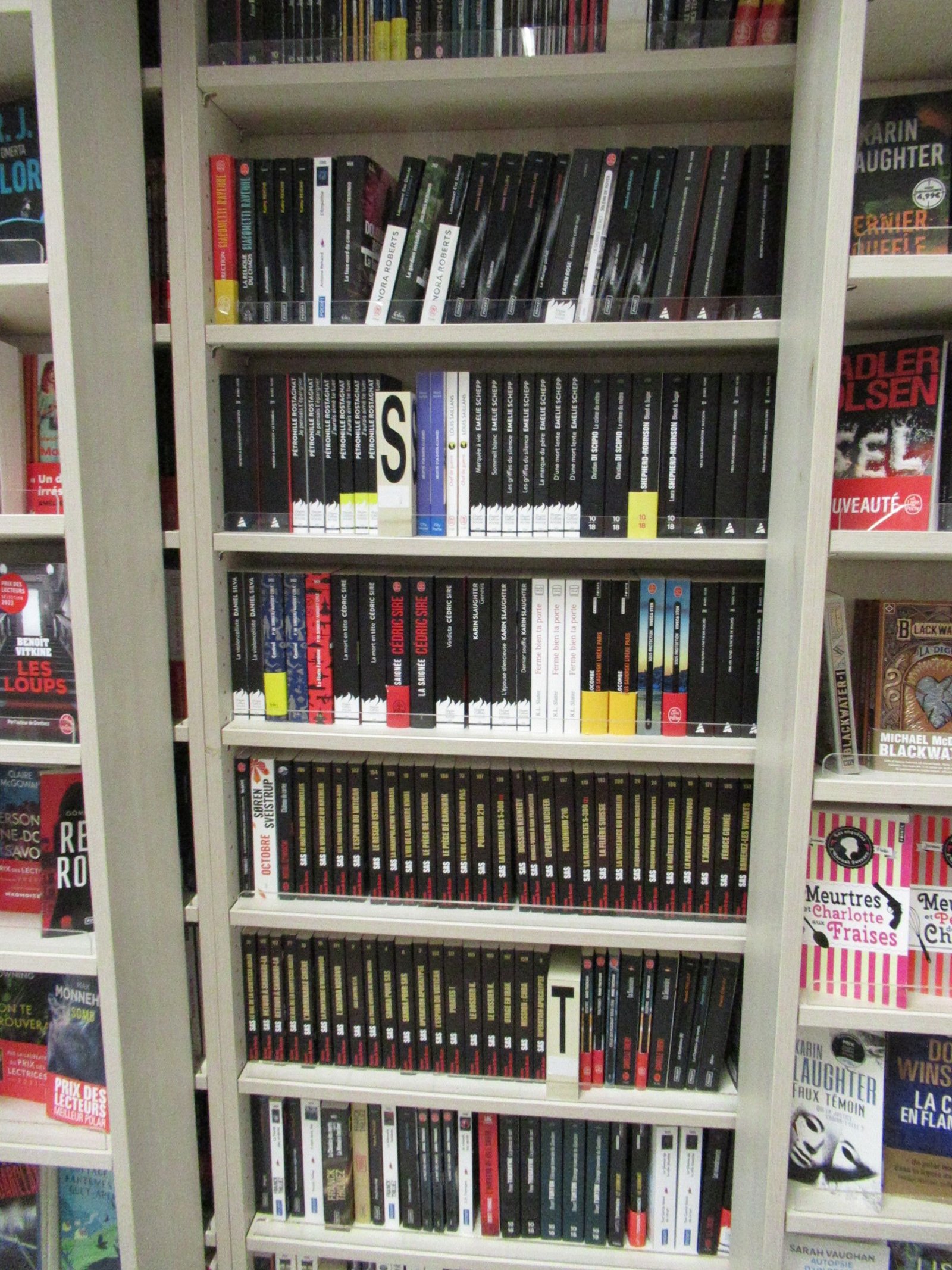 Travée de rayonnage dans une librairie