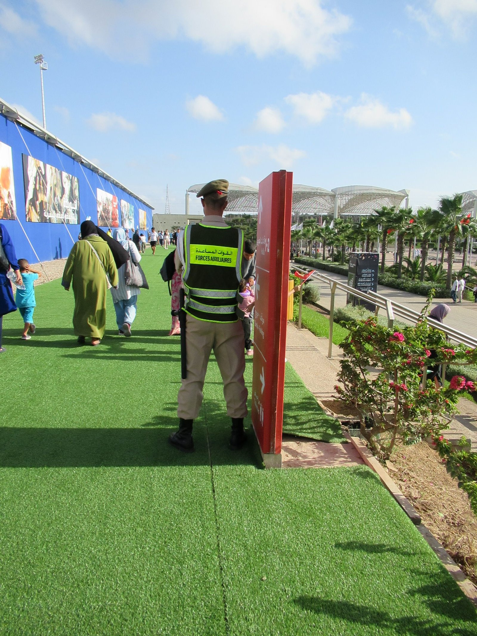 Militaire des forces auxiliaires royales du Maroc lors d'un salon du cheval