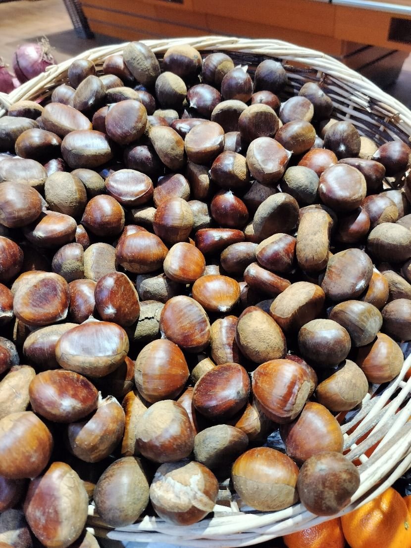 Châtaignes en vente dans un panier photo gratuite