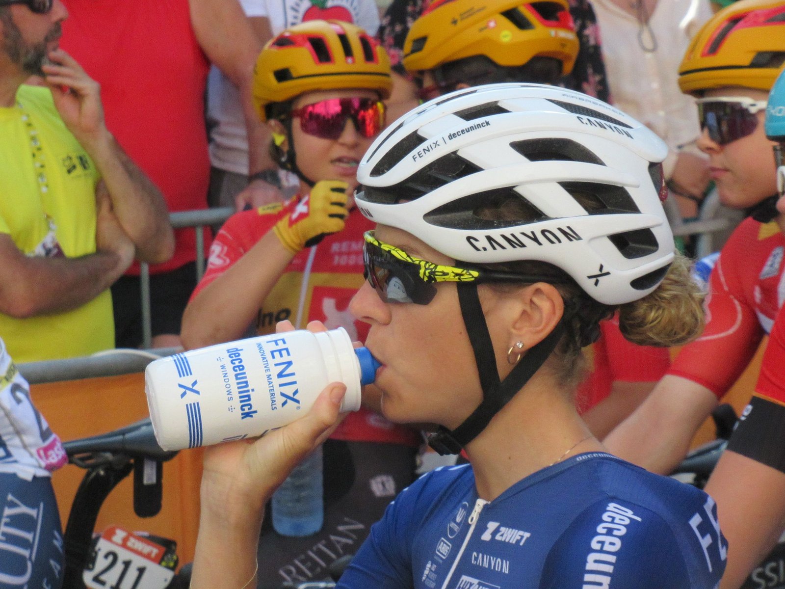 Cycliste buvant dans une gourde au tour de France féminin