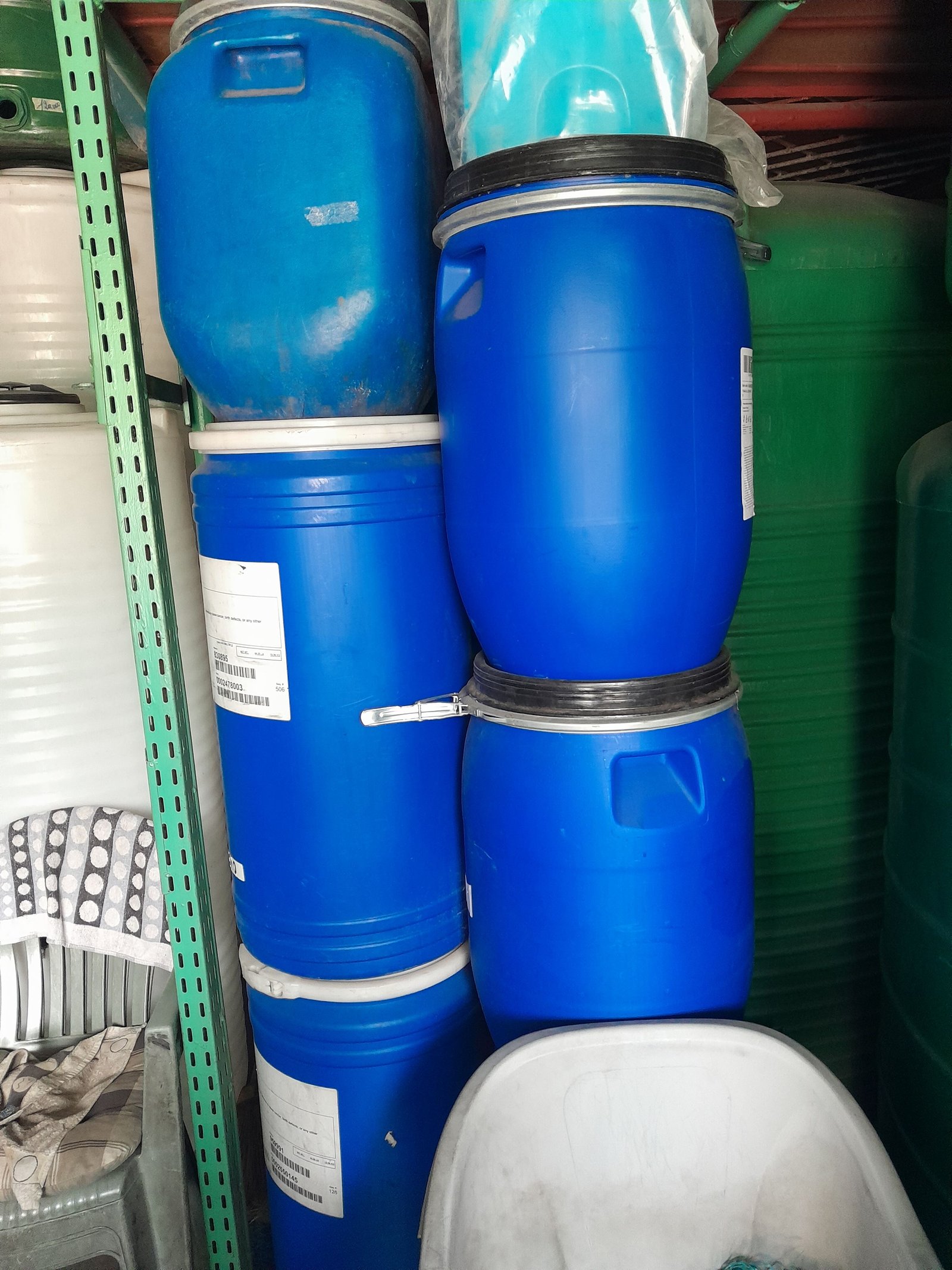 Palette de fûts bleus superposés photo gratuite