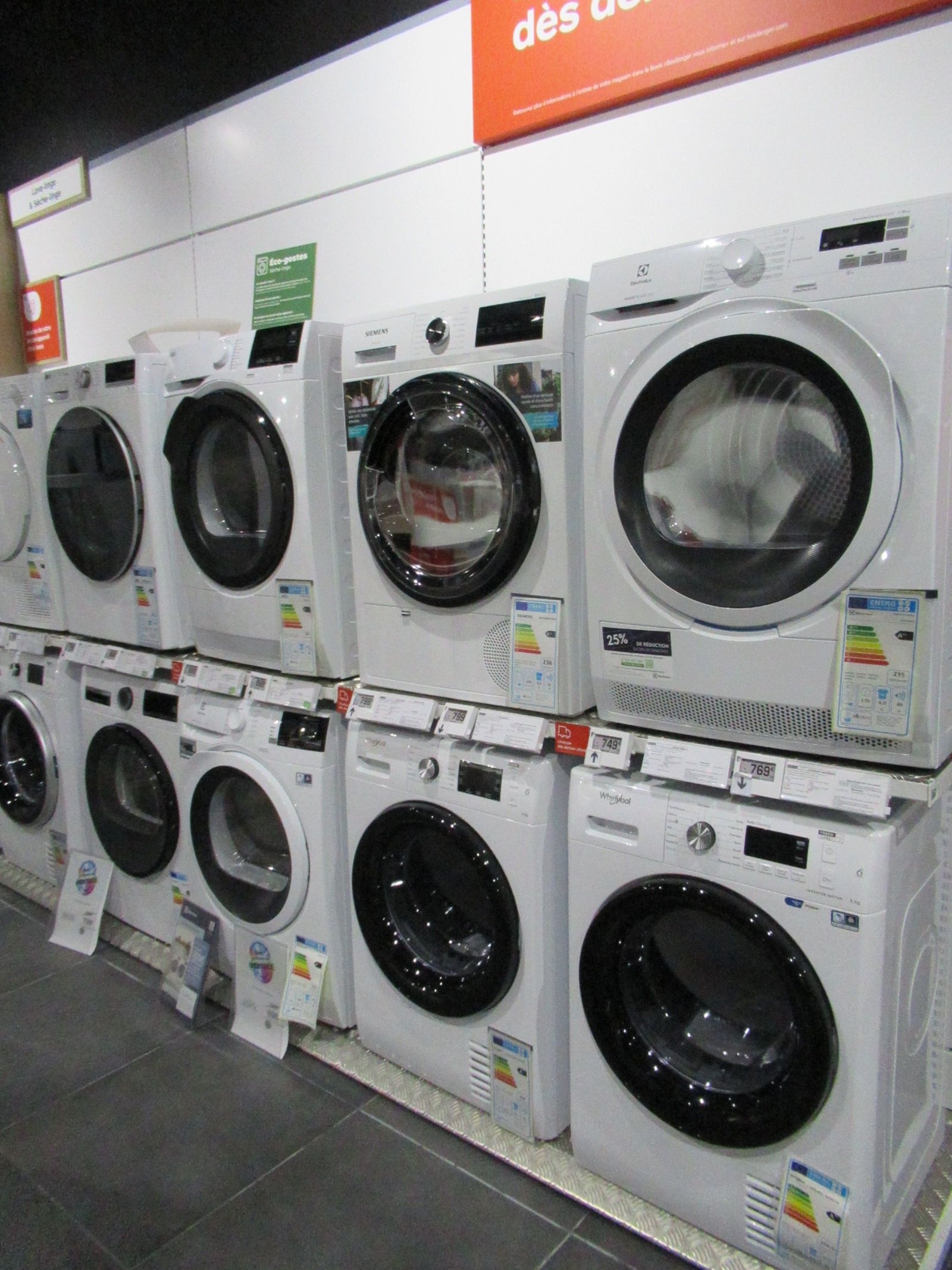 Machines à laver exposés dans un magasin