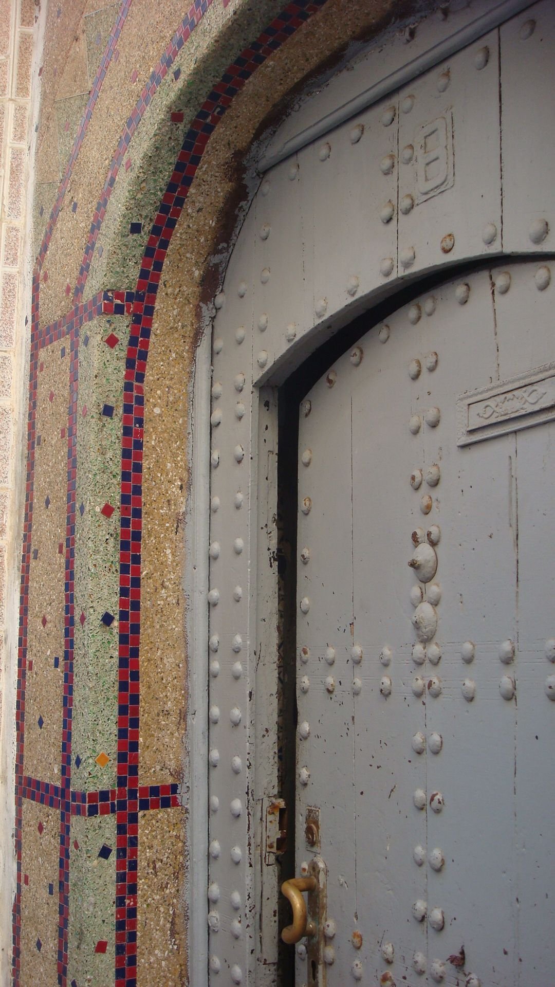 Porte métallique et mosaïque à Rabat photo gratuite