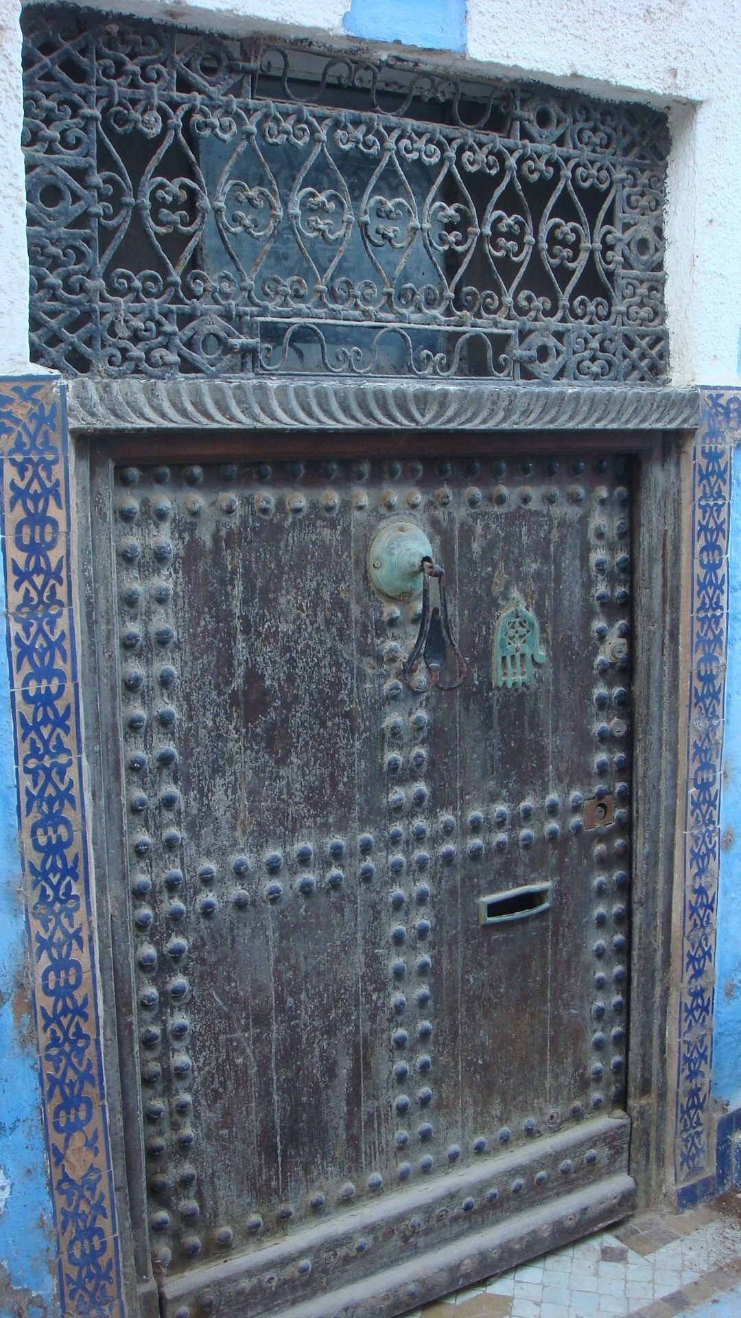 Porte traditionnelle en bois à la Kasbah des Oudayas photo gratuite