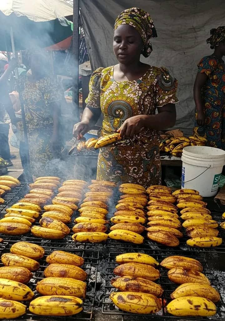 Grillade de bananes au marché photo gratuite