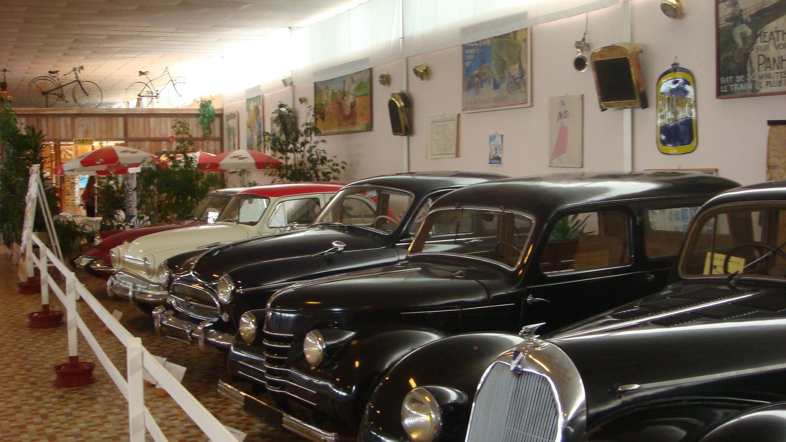 Galerie de voitures anciennes photo gratuite