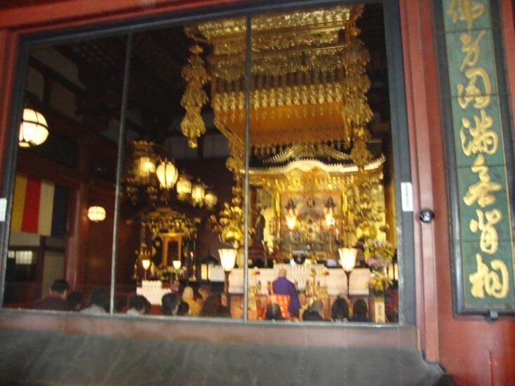 Cérémonie bouddhiste au temple photo gratuite