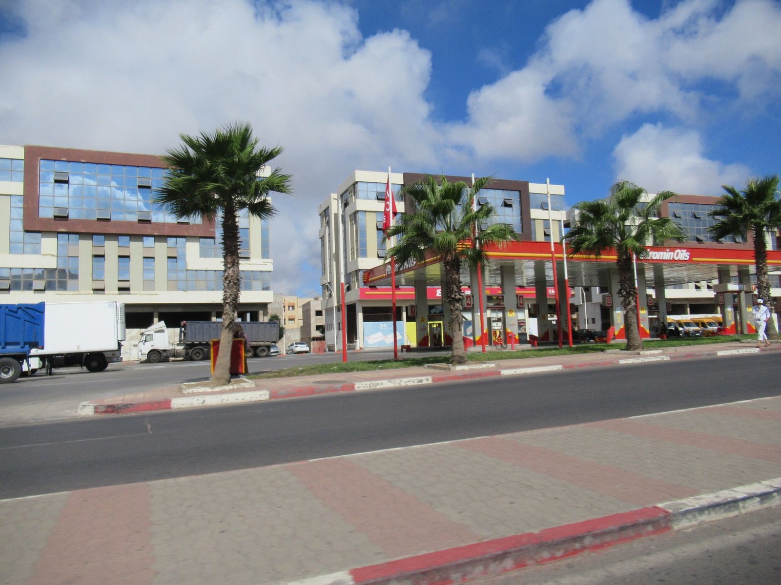 Bâtiments rouges et blancs station services à Had Soualem au Maroc