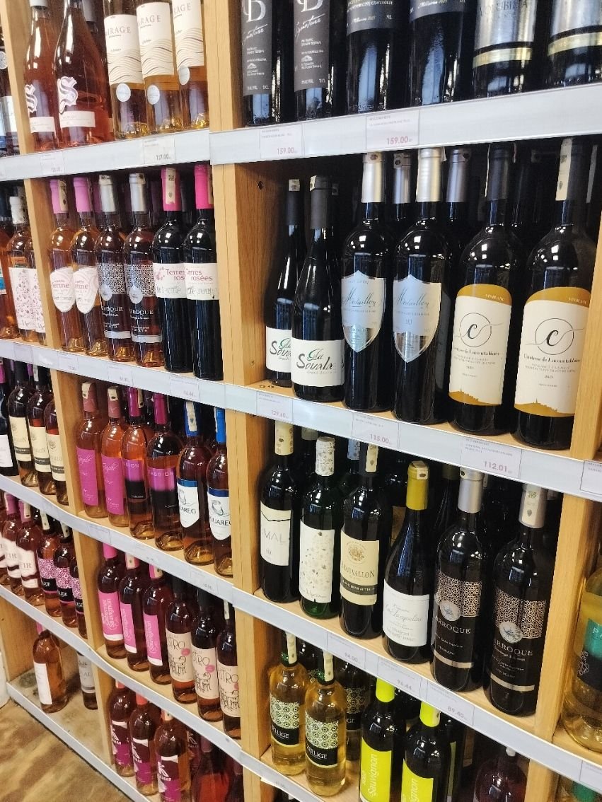 Rayon varié de vins rosés, rouges et blancs photo gratuite