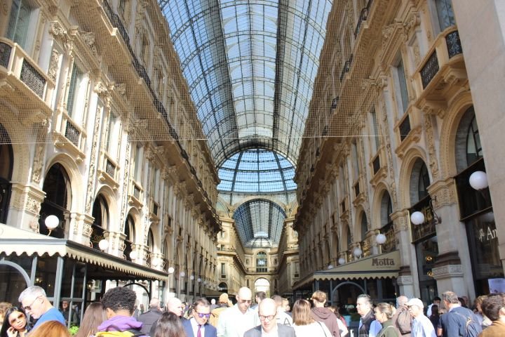 Une foule de personne dans la Galleria Vittorio Emanuele II, une galerie marchande historique et emblématique située à Milan, en Italie, photo gratuite