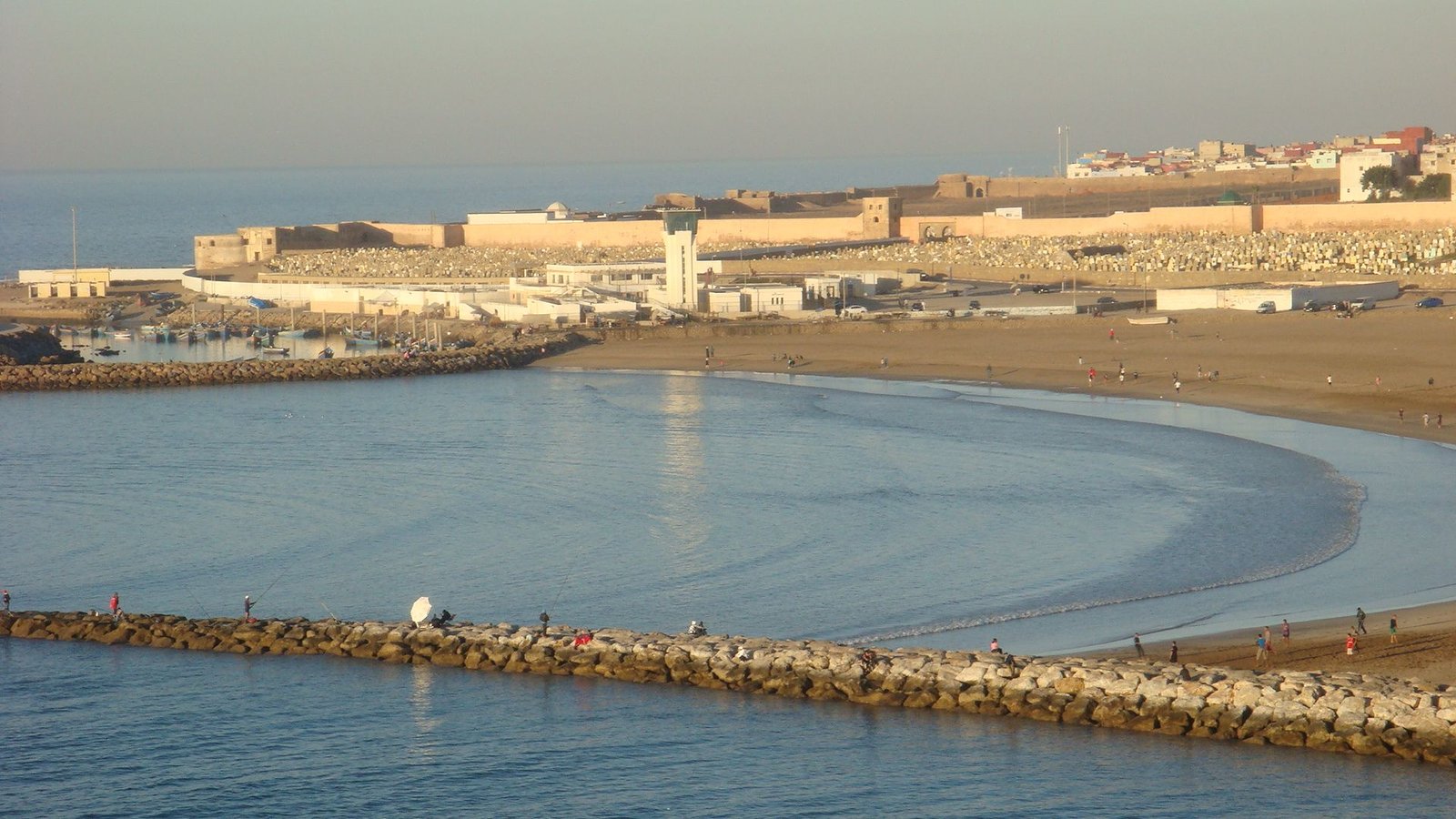 La plage et la Kasbah des Oudayas photo gratuite