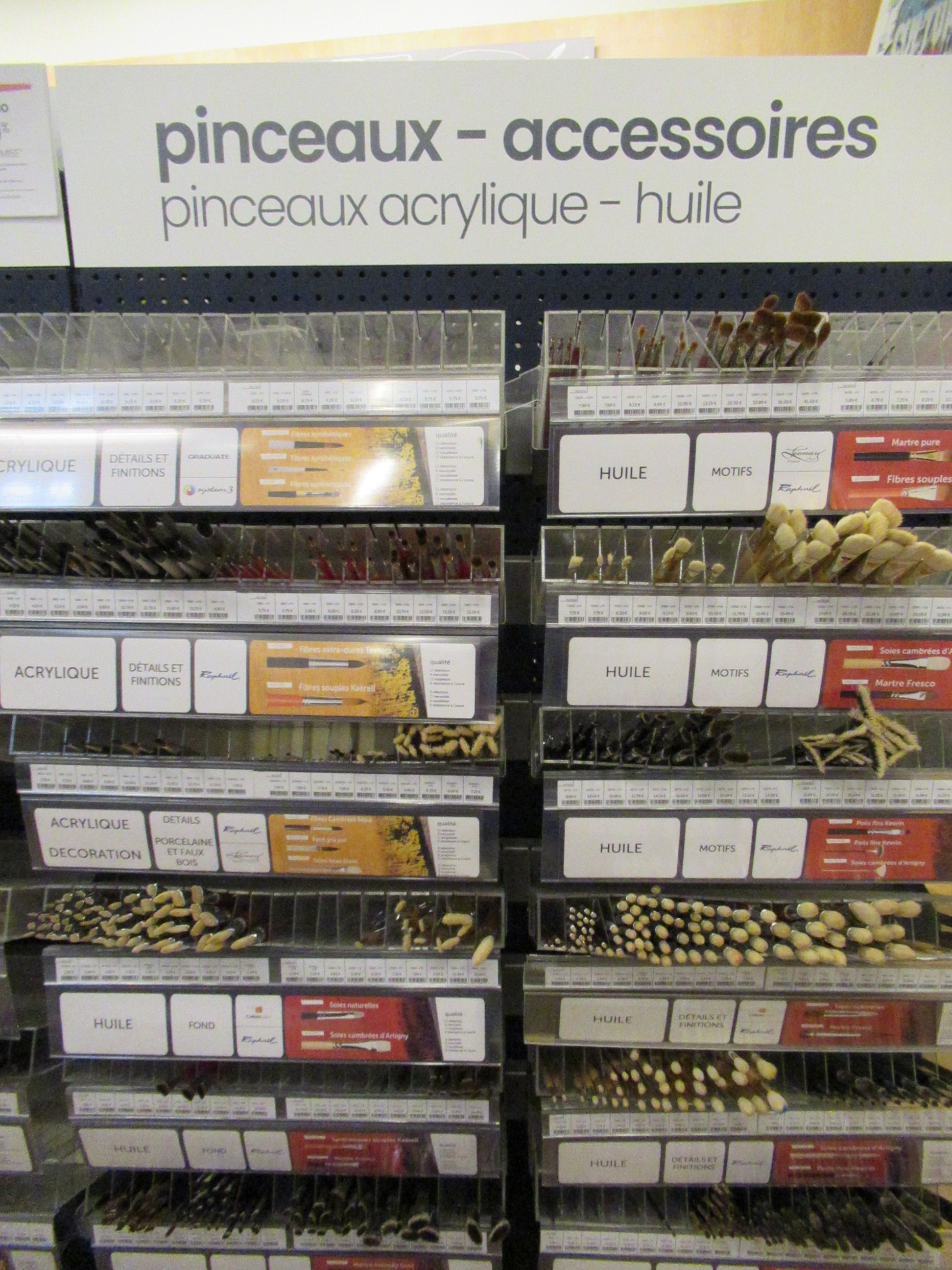 Pinceaux pour peinture acrylique et à huile en magasin