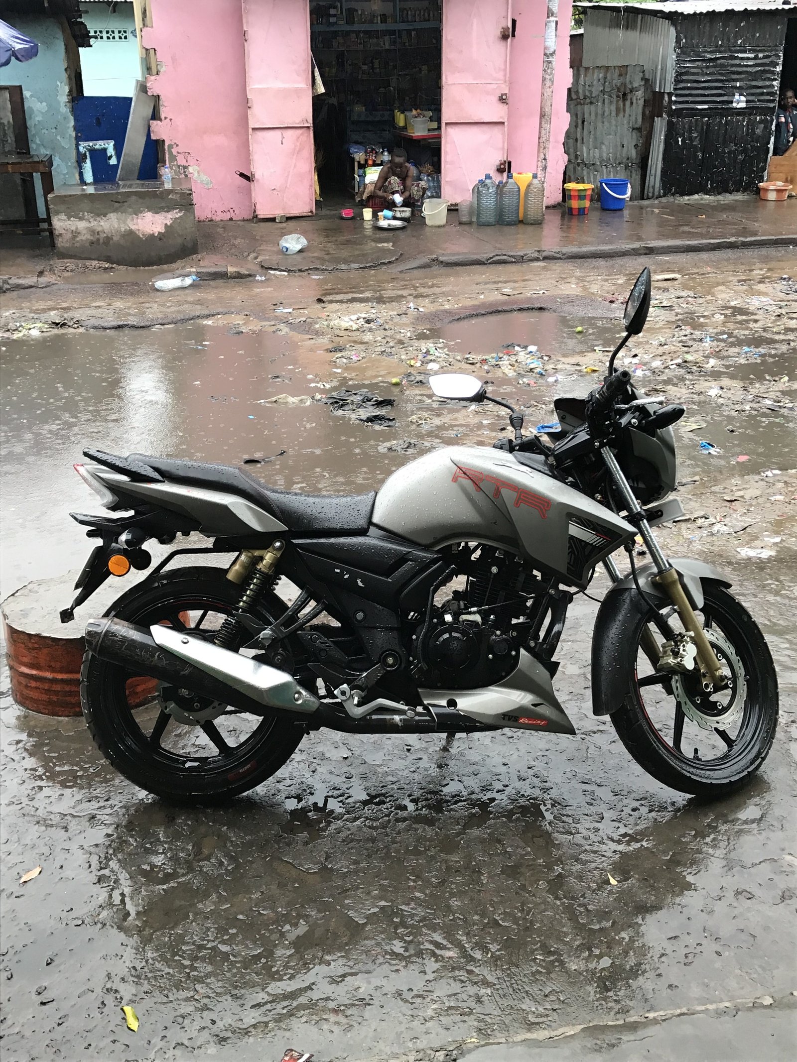 Une moto stationnée sous la pluie photo gratuite
