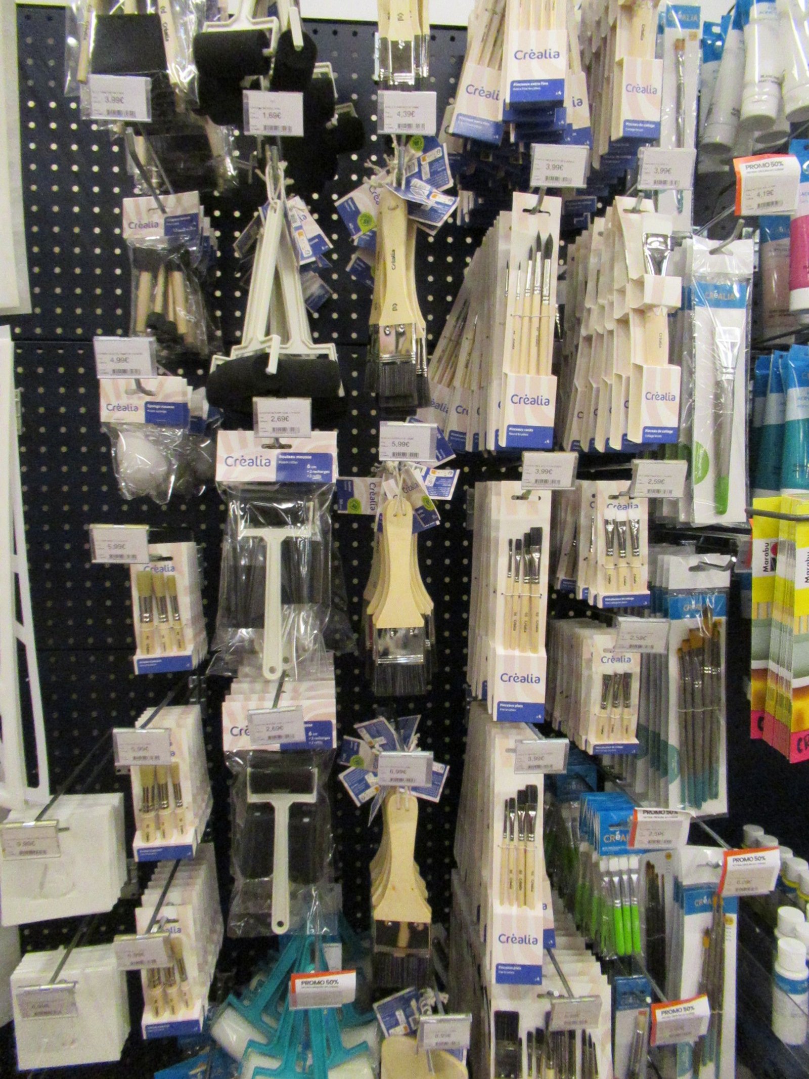 Pinceaux synthétiques de peinture de plusieurs tailles en magasin