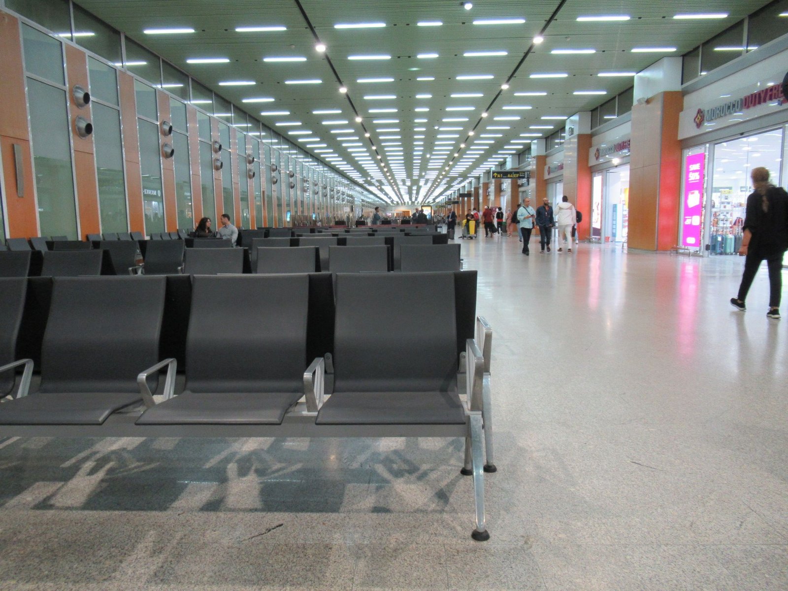 Salle d'embarquement de l'aéroport Mohammed V au Casablanca photo gratuite