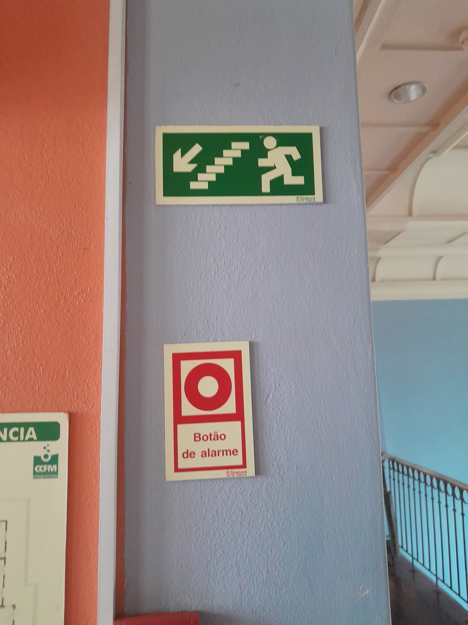 Signalétique d'évacuation et bouton d'alarme au CCFM de Maputo au Mozambique photo gratuite