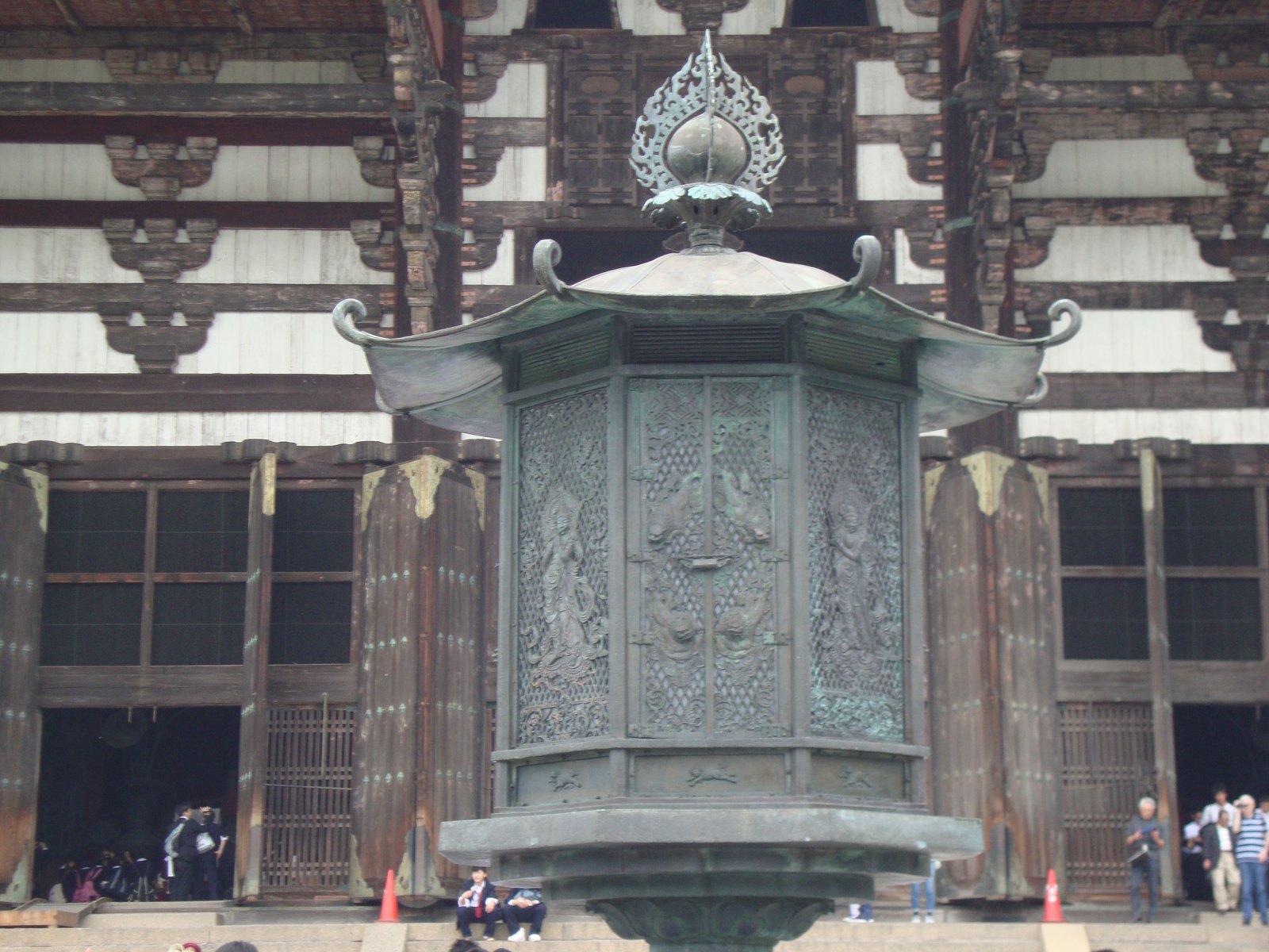 La lanterne octogonale en bronze, située devant le Daibutsu-den au temple Tōdai-ji à Nara, au Japon, photo gratuite