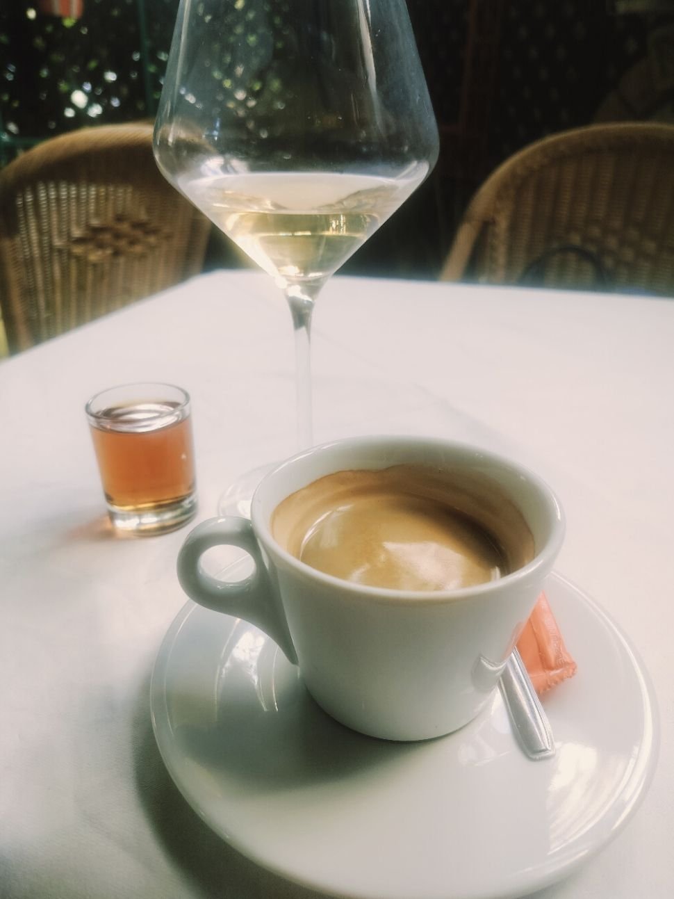 Une tasse de café sur une table, un verre, photo gratuite