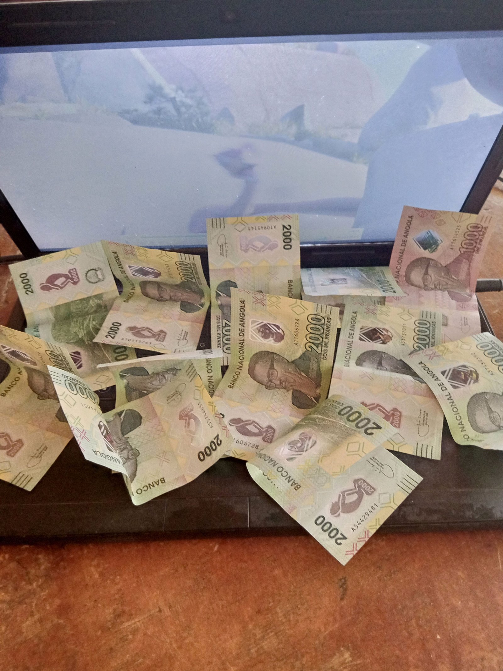 Des billets de la banque nationale angolaise photo gratuite