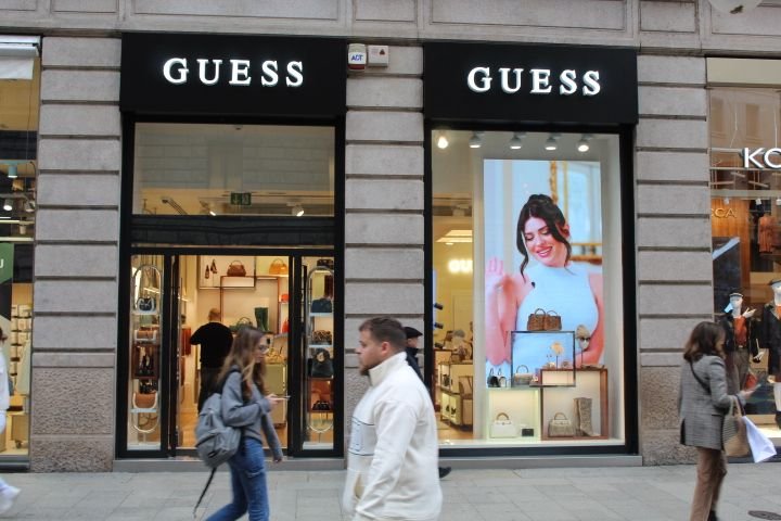Un magasin de la marque de mode Guess, photo gratuite