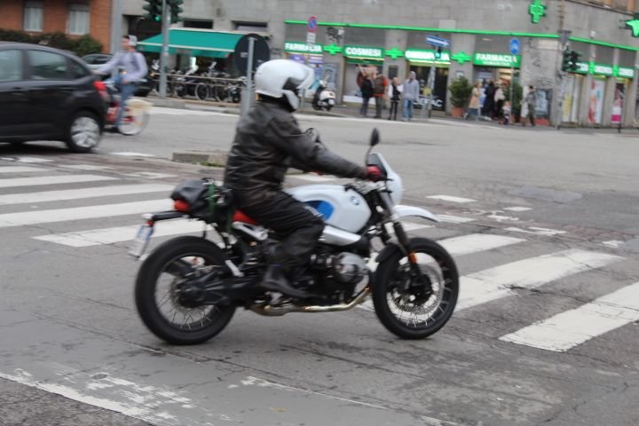 Motard, une personne, circulant sur une moto BMW dans la ville de Milan Lombardie en Italie photo gratuite