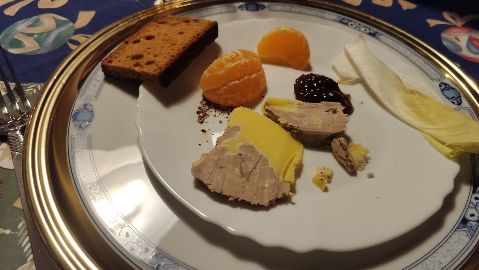 Foie gras, pain d’épices clémentine avec des tranches d’orange dans une assiette photo gratuite