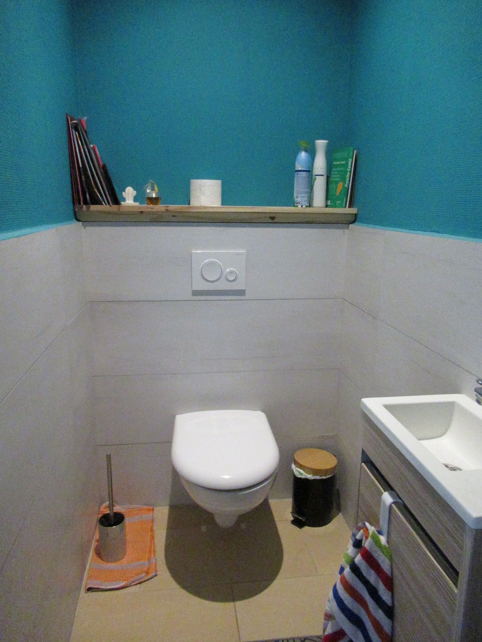 Cuvette de WC suspendue dans une salle de bain