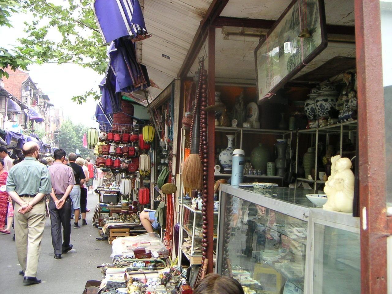 Visite dans le marché chinois, boutique d'antiquité, Asie photo gratuite