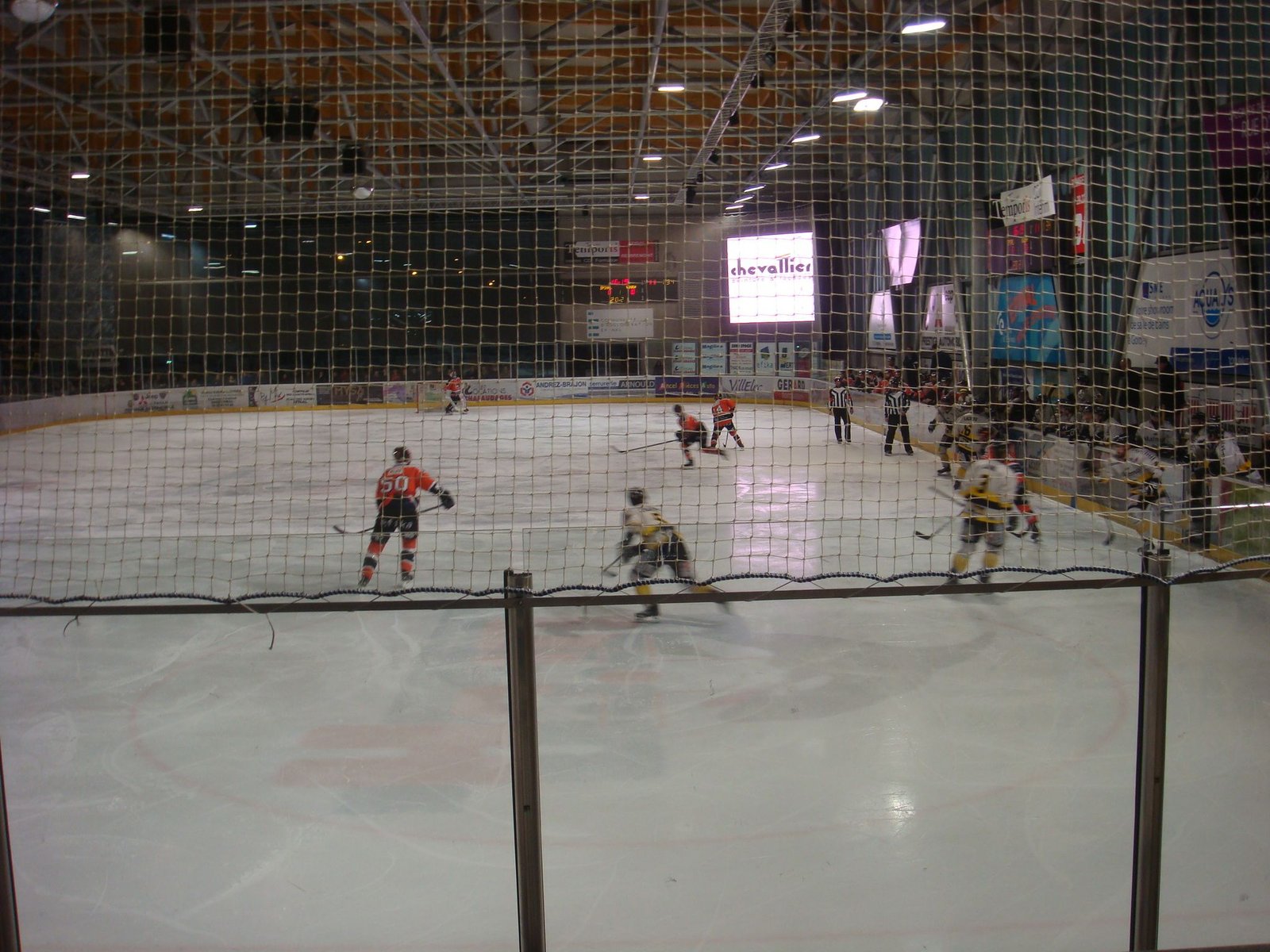 Match de hockey sur glace en salle photo gratuite
