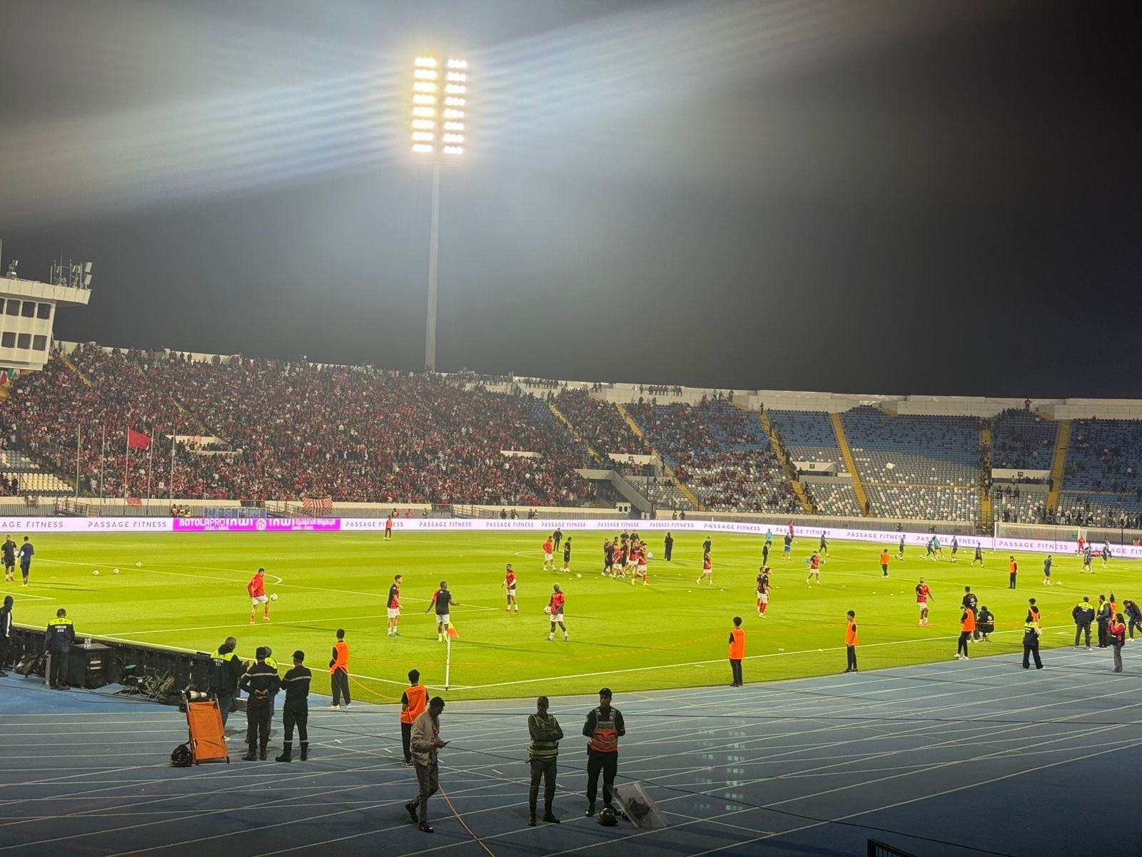 Des joueurs sur le terrain du Stade Mohammed V de Casablanca, au Maroc, photo gratuite